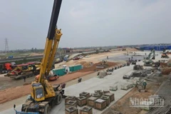 Nhà đầu tư, nhà thầu tập kết vật liệu, thiết bị triển khai thi công trạm dừng nghỉ trên tuyến cao tốc Mai Sơn-Quốc lộ 45.