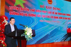 Ông Nguyễn Tuấn Ngọc Tú, Phó Vụ trưởng Vận tải và An toàn giao thông (Bộ Xây dựng) phát biểu ý kiến tại hội nghị.