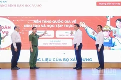 Bộ trưởng Xây dựng Trần Hồng Minh (thứ 3 từ phải sang) cùng lãnh đạo các bộ, ngành, đơn vị liên quan nhấn nút nền tảng quốc gia về đào tạo và học tập trực tuyến.