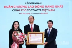Thừa ủy quyền của Chủ tịch nước, đại diện lãnh đạo tỉnh Phú Thọ trao Huân chương Lao động hạng Nhất cho Công ty Ô-tô Toyota Việt Nam.