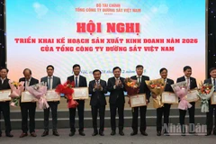 Trao bằng khen của Bộ Xây dựng cho các tập thể có thành tích.