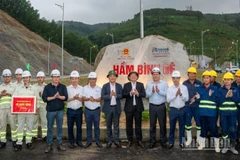 Phó Thủ tướng Hồ Quốc Dũng đến thăm, kiểm tra và động viên cán bộ, kỹ sư, người lao động đang thi công dự án đường cao tốc Quảng Ngãi-Hoài Nhơn.