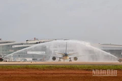 Chiều 15/12, Cảng Hàng không quốc tế Long Thành đã chính thức đón tàu bay thương mại đầu tiên hạ cánh do Vietnam Airlines thực hiện.