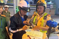 Cảnh sát Giao thông xử lý một trường hợp vi phạm giao thông. 