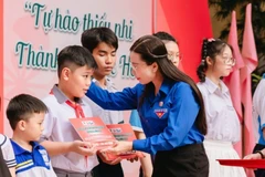 Lãnh đạo Trung ương đoàn tặng quà cho các em học sinh. (Ảnh: CTV)