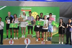 Ban tổ chức trao giải cho các vận động viên đạt thứ hạng cao tại giải đấu (Ảnh: Ban tổ chức)