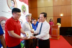 Đồng chí Huỳnh Thành Đạt, Phó Trưởng Ban Tuyên giáo và Dân vận Trung ương trao giải cho các tác giả đoạt giải.