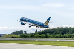 Chuyến bay VN158 ngày 16/6 của hãng hàng không Vietnam Airlines hành trình từ Đà Nẵng đi Hà Nội đã phải chuyển hướng hạ cánh xuống sân bay Phú Bài (Huế) để kịp thời cấp cứu một nữ hành khách gặp vấn đề sức khỏe. (Ảnh minh họa)