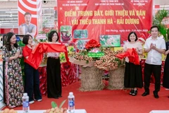 Các đại biểu thực hiện nghi thức cắt băng khai trương, mở bán sản phẩm vải thiều Thanh Hà tại hệ thống GO!.
