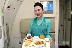 Tiếp viên Vietnam Airlines phục vụ suất ăn đặc biệt với vải trứng Hưng Yên - nông sản đạt chuẩn VietGAP, OCOP 4 sao - trong chiến dịch quảng bá ẩm thực vùng miền trên không.