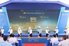 Các đại biểu thực hiện nghi thức khởi công 2 dự án hạ tầng tại Cảng Hàng không quốc tế Long Thành.