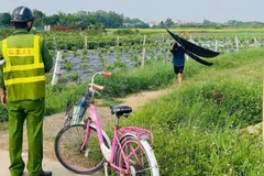 Lực lượng chức năng phát hiện hành vi thả diều gần khu bay tại Cảng Hàng không quốc tế Nội Bài (Hà Nội).