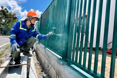 Công nhân sơn tường rào tại dự án ngăn triều Tân Thuận.