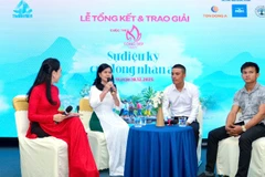 Các đại biểu giao lưu, chia sẻ tại chương trình.