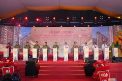 Các đại biểu nhấn nút khởi công dự án. 