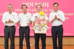 Đồng chí Phạm Quốc Bảo, Bí thư Đảng ủy, Chủ tịch HĐTV (bìa trái) và đồng chí Phạm Văn Thảo, Phó Chủ tịch Công đoàn EVNHCMC tặng quà chúc mừng hội nghị.