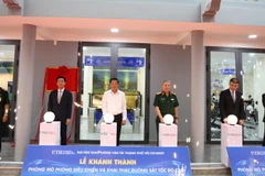 Bộ trưởng Xây dựng Trần Hồng Minh (áo trắng) dự Lễ khánh thành Phòng mô phỏng điều khiển và khai thác đường sắt tốc độ cao tại UTH.