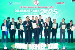 Đại diện lãnh đạo EVNHCMC nhận danh hiệu Doanh nghiệp xanh. 