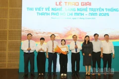 Ban tổ chức chụp ảnh kỷ niệm cùng tác giả đoạt giải Nhất.