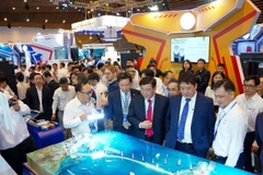 Đại diện EVNSPC giới thiệu thành quả ứng dụng thực tiễn của đơn vị tại Hội nghị khoa học công nghệ ngành Điện lực toàn quốc. (Ảnh: EVNSPC)