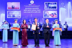 Ông Nguyễn Thanh Nhã, Phó Tổng giám đốc EVNHCMC đại diện EVNHCMC (thứ 3 từ phải qua) thay mặt đơn vị nhận giải thưởng.