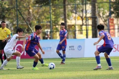 Các cầu thủ U13 thi đấu tại giải. 