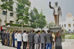 Đoàn đại biểu Đảng bộ, Chính quyền tỉnh Hủa Phăn tổ chức dâng hoa tại Tượng đài Chủ tịch Hồ Chí Minh.