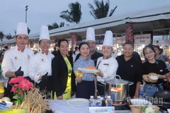 Lãnh đạo Sở Văn hóa-Thể thao Thành phố Hồ Chí Minh tham gia Lễ hội ẩm thực và trải nghiệm ẩm thực tại các gian hàng.