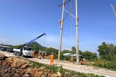 Ngành điện gấp rút triển khai xây dựng tạm đoạn tuyến trên không với khoảng năm trụ (tính từ trụ đấu nối cáp ngầm tiếp bờ hiện hữu) đến vị trí điểm sự cố.