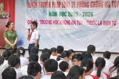 Công an thành phố tuyên truyền về tác hại cho học sinh. (Ảnh: Công an cung cấp)