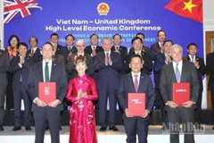 Tổng Bí thư Tô Lâm (giữa) chứng kiến Vietjet trao các hợp đồng đặt mua máy bay với Airbus tại Hội nghị Kinh tế cấp cao Việt Nam-Anh.