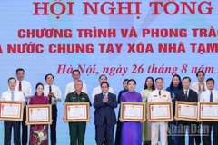 Đại diện lãnh đạo Bộ Xây dựng đón nhận Huân chương Lao động hạng 3 trong phong trào thi đua “Cả nước chung tay xóa nhà tạm, nhà dột nát" trên phạm vi cả nước năm 2025.