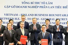 Tổng giám đốc Vietjet Đinh Việt Phương (phải, hàng trước) và Tổng giám đốc Airways Aviation, ông Alexandre Alves (trái, hàng trước) trao thỏa thuận hợp tác đào tạo nguồn nhân lực chất lượng cao cho ngành hàng không quốc tế.