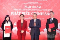 Tổng Bí thư Tô Lâm và Giáo sư Irene Tracey, Hiệu trưởng Đại học Oxford chứng kiến Phó Tổng giám đốc Vietjet Hồ Ngọc Yến Phương (ngoài cùng bên trái) và Giáo sư Myles Allen, Giám đốc Trung tâm Oxford Net Zero, ĐH Oxford (ngoài cùng bên phải) trao văn kiện công bố kết quả công trình nghiên cứu Net Zero Carbon.