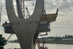 Dự án cầu đường sắt Đuống chỉ hoàn thành được các hạng mục dưới sông do không phải giải phóng mặt bằng.