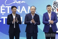 Dưới sự chứng kiến của lãnh đạo Cục Quản lý và Phát triển thị trường trong nước (Bộ Công thương), đại diện Tập đoàn Central Retail Việt Nam và Công ty cổ phần Thanh toán Quốc gia Việt Nam (Napas) tổ chức ký hợp tác triển khai Viet QR pay và tôn vinh sản phẩm Việt.