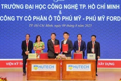 Đại diện HUTECH và doanh nghiệp ký kết hợp tác đào tạo nguồn nhân lực.