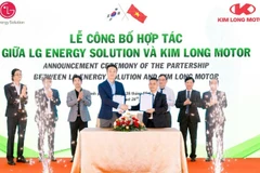 Đại diện Kim Long motor và LG Energy Solution tại lễ ký kết hợp tác. (Ảnh: KIM LONG)