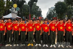 Nhân dân Thành phố Hồ Chí Minh chào cờ và hát Quốc ca tại Lễ Thượng cờ trực tuyến (Ảnh: QUANG QUÝ)