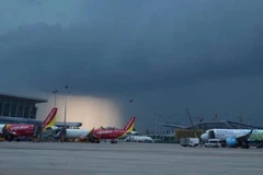 Mưa dông lớn khiến nhiều chuyến bay ở khu vực phía bắc bị ảnh hưởng.