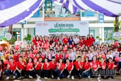 Niềm vui của các em học sinh và thầy cô nhà trường trong ngày nhận bàn giao công trình giáo dục từ Tập đoàn Central Retail Việt Nam.
