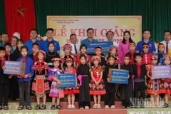 Vietnam Airlines trao tặng hệ thống thư viện và chăn ấm cho học sinh Trường Tiểu học 19-8, xã Minh Thanh, tỉnh Tuyên Quang.