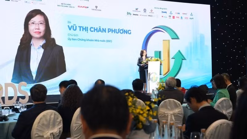 Bà Vũ Thị Chân Phương, Chủ tịch Ủy ban Chứng khoán Nhà nước phát biểu khai mạc diễn đàn.