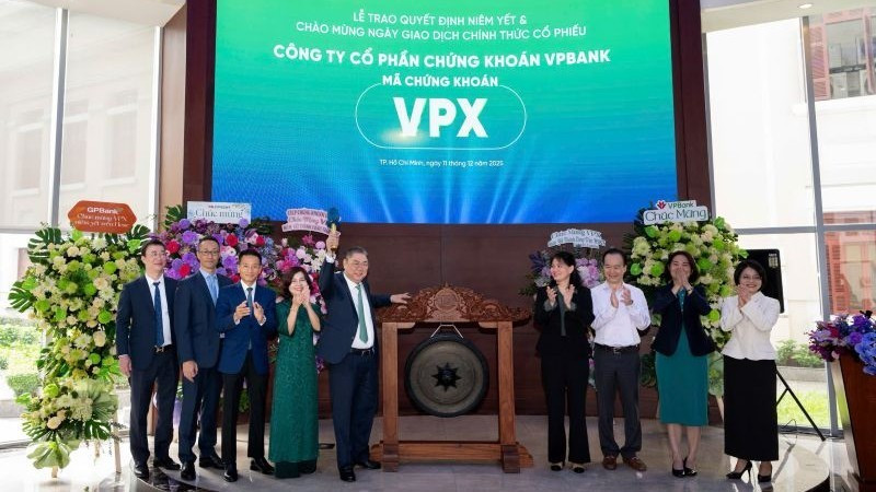 Lãnh đạo VPBankS thực hiện nghi thức đánh cồng khai trương phiên giao dịch đầu tiên của VPX trên HoSE. (Ảnh: VPBankS)