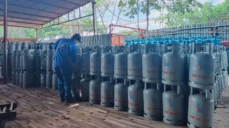 Giá gas bán lẻ tháng 11/2025 tại Thành phố Hồ Chí Minh giảm nhẹ 5.000 đồng/bình 12kg.