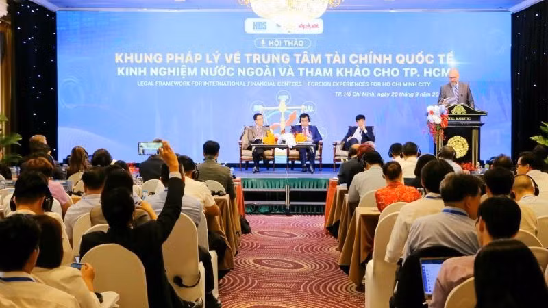 Quang cảnh hội thảo “Khung pháp lý về Trung tâm Tài chính quốc tế: Kinh nghiệm nước ngoài và tham khảo cho Thành phố Hồ Chí Minh”. (Ảnh: PLVN)