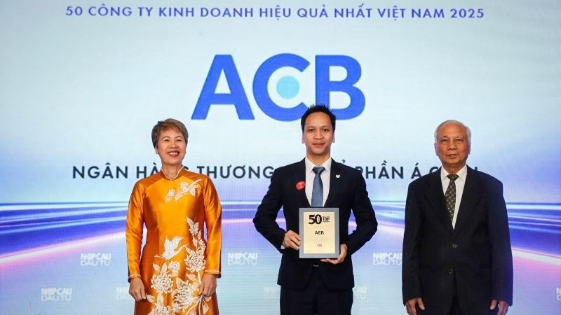 Đại diện ACB nhận vinh danh xếp hạng “50 Công ty kinh doanh hiệu quả nhất Việt Nam 2025” (TOP50).