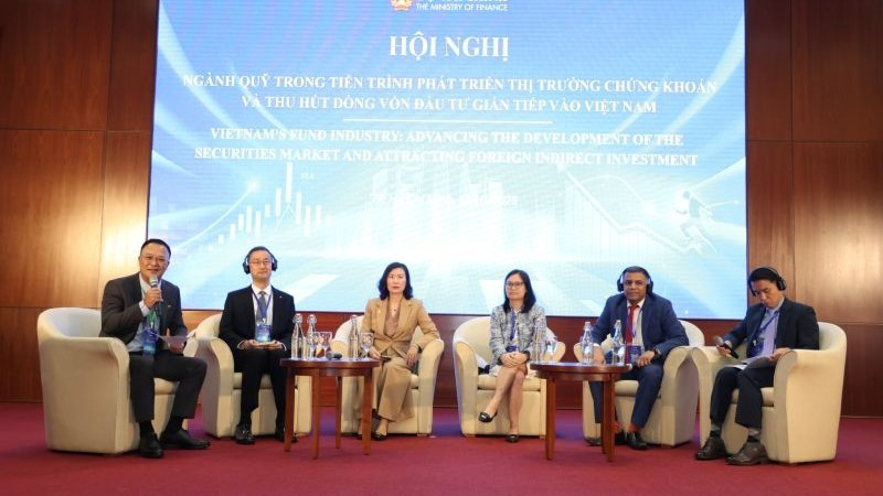 Các đại biểu thảo luận tại Hội nghị “Ngành quỹ trong tiến trình phát triển thị trường chứng khoán và thu hút dòng vốn đầu tư gián tiếp vào Việt Nam”.