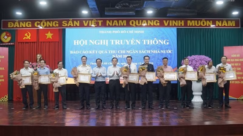 Lãnh đạo Thành phố Hồ Chí Minh trao bằng khen cho các đơn vị có thành tích xuất sắc trong công tác thu ngân sách Nhà nước trên địa bàn Thành phố.