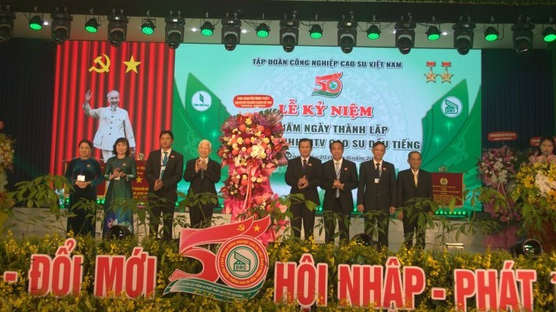 Nguyên Ủy viên Bộ chính trị, nguyên Chủ tịch nước Nguyễn Minh Triết tặng hoa chúc mừng Công ty Cao-su Dầu Tiếng.